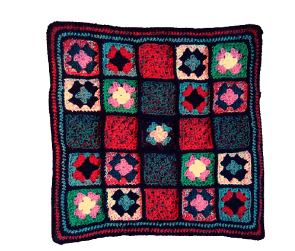 .Kleedje/kussenhoes gehaakt patchwork met zwarte randen C