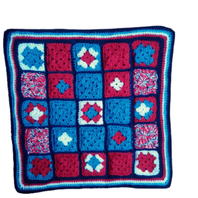 .Kleedje/kussenhoes gehaakt patchwork rood/wit/blauw