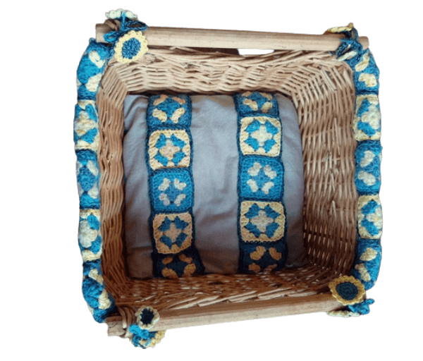 Mand riet vierkant met kussen & versiering