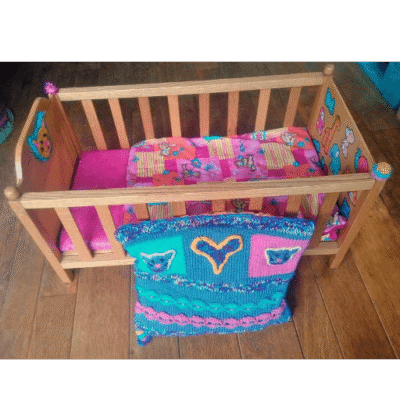 .Houten ledikantje roze-blauw-geel