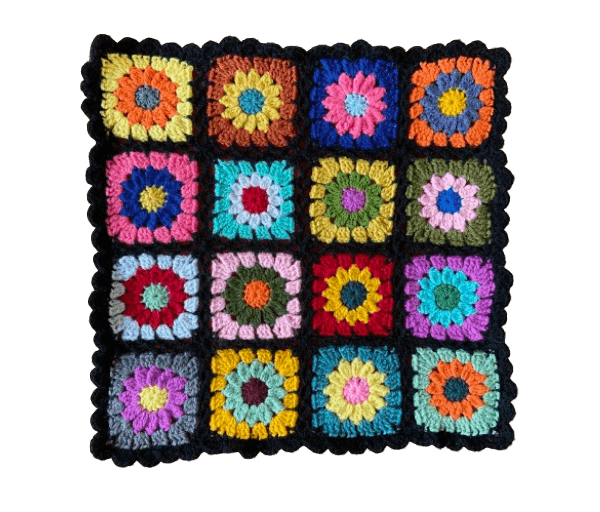 .Kleedje/kussenhoes gehaakte bloemen gekleurd met zwarte randen